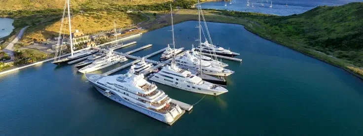 Yacht am geschützten Liegeplatz mit direktem Zugang zum Steg