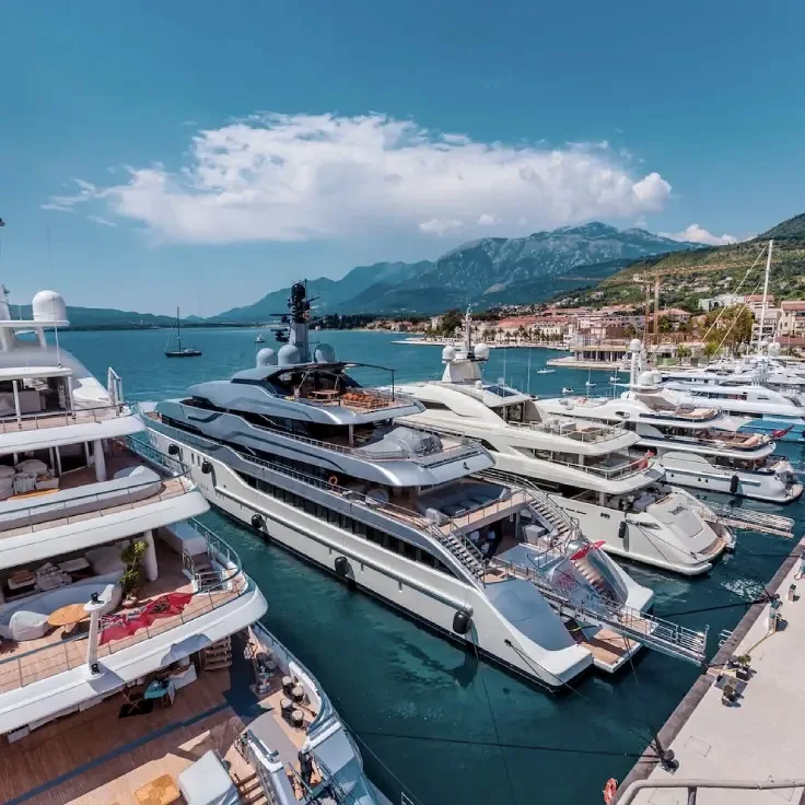 Yacht in einer geschützten europäischen Marina
