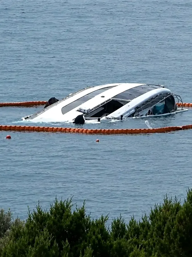 Beschädigte oder gesunkene Yacht als redaktioneller Kontext